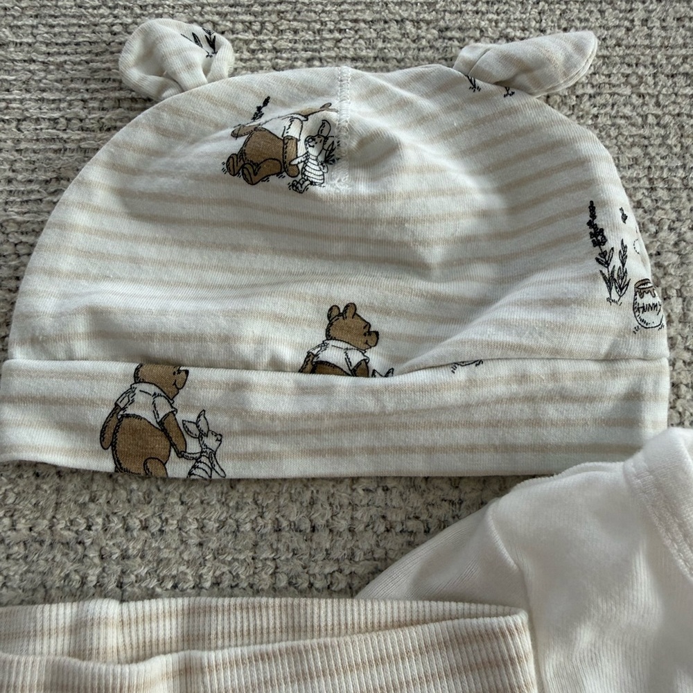 H&M Disney collab - Winnie the Pooh Cream Baby Outfit Set and Onesie - Picture 5 of 9